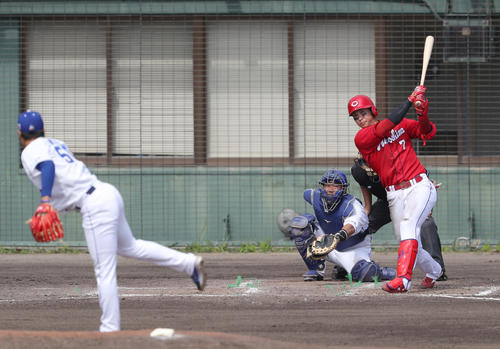 中日対広島　4回表広島2死、中越え本塁打を放つ堂林。投手清水（撮影・前田充）