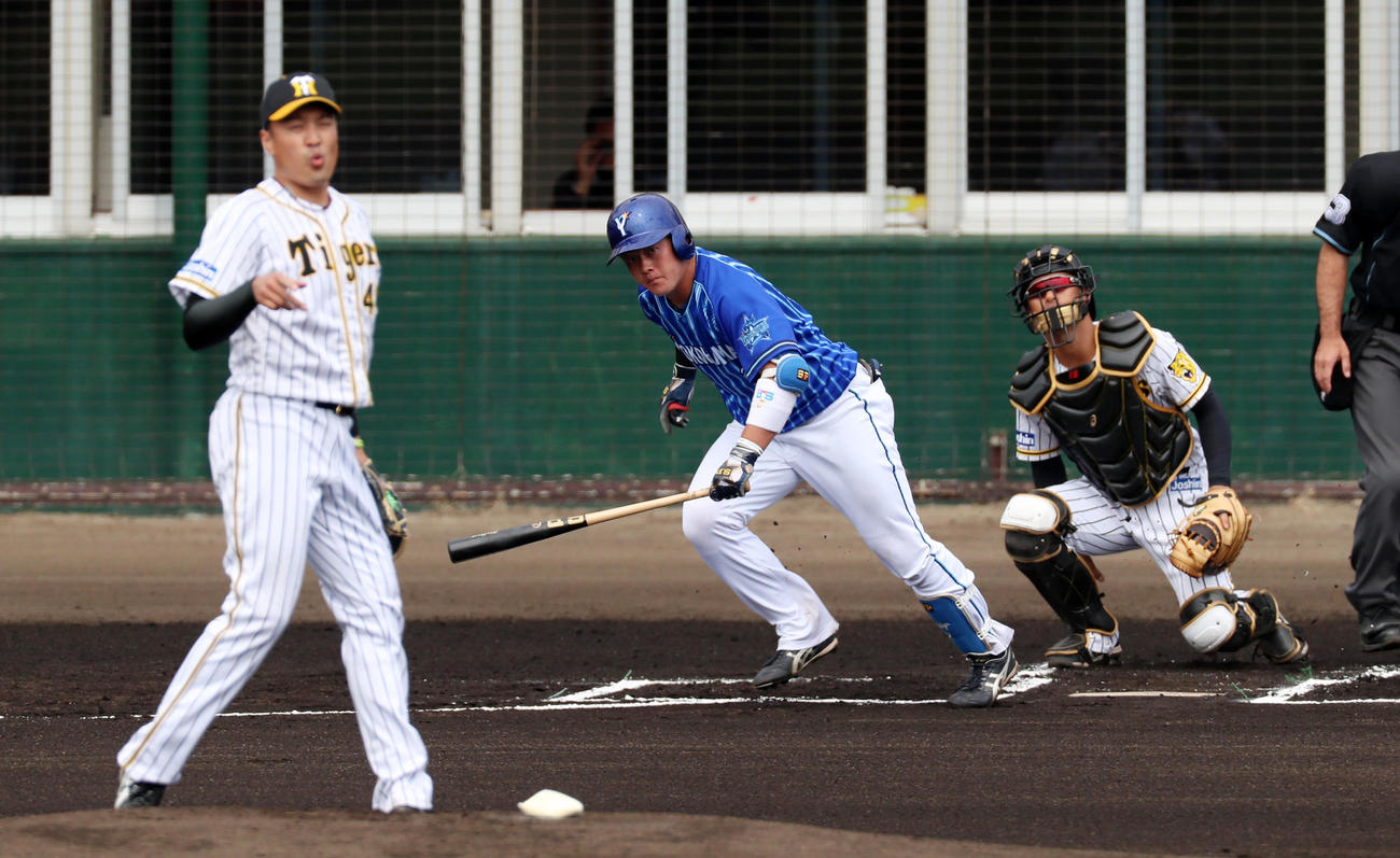 阪神対DeNA 1回表DeNA2死、牧は中前打を放つ、左は秋山（撮影・加藤哉）