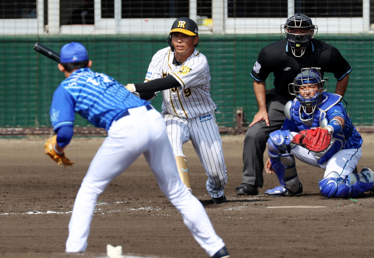 阪神対DeNA 4回裏阪神無死二塁、高山は右前打を放つ、左は阪口（撮影・加藤哉）