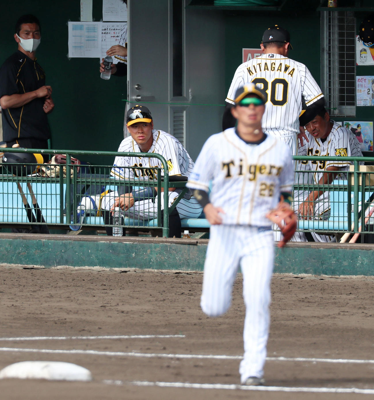 阪神対DeNA 6回裏を終え小野寺と交代でベンチに座る佐藤輝（撮影・加藤哉）