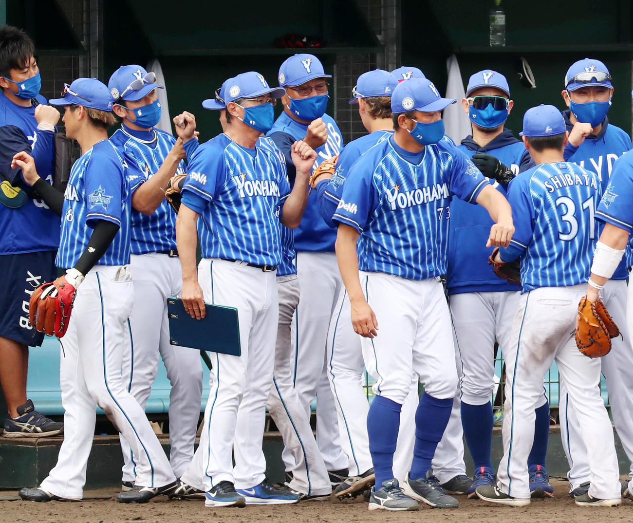 阪神対DeNA　阪神に勝利しナインをエアタッチで迎える左から2人目の三浦監督（撮影・加藤哉）