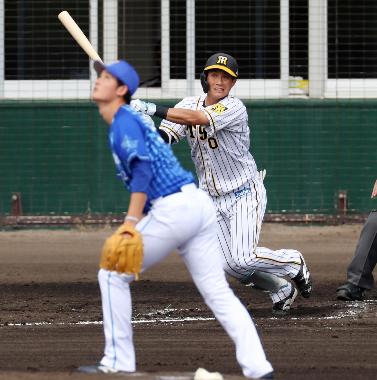 阪神対DeNA 2回裏阪神無死一塁、木浪は右中間越えに適時三塁打を放つ、左は阪口（撮影・加藤哉）