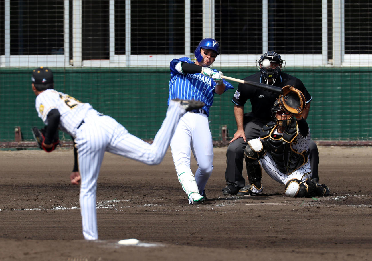 阪神対DeNA 4回表DeNA無死一、二塁、佐野は中越え3点本塁打を放つ、左は小野（撮影・加藤哉）