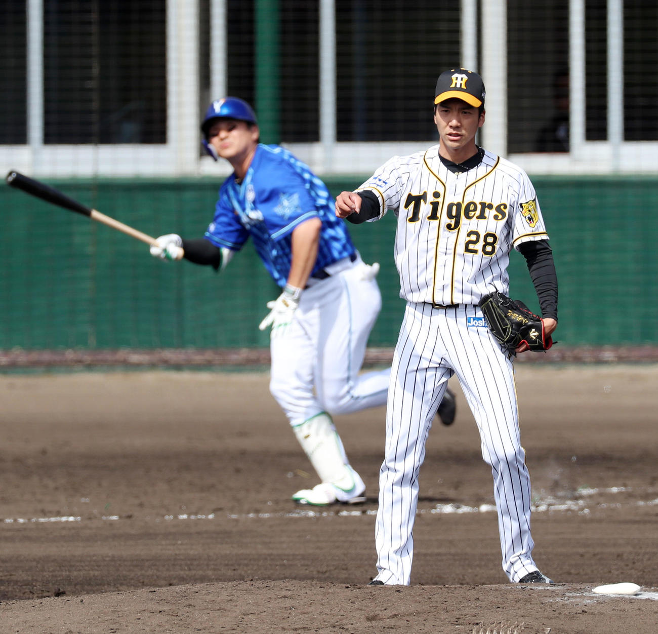 阪神対DeNA 4回表DeNA無死一、二塁、小野は佐野に中越え3点本塁打を被弾（撮影・加藤哉）