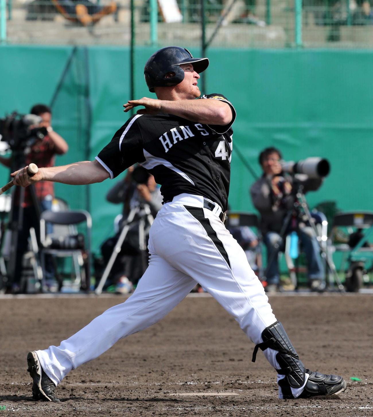 13年2月23日、日本ハム戦の5回、阪神コンラッドは右越え2点本塁打を放つ