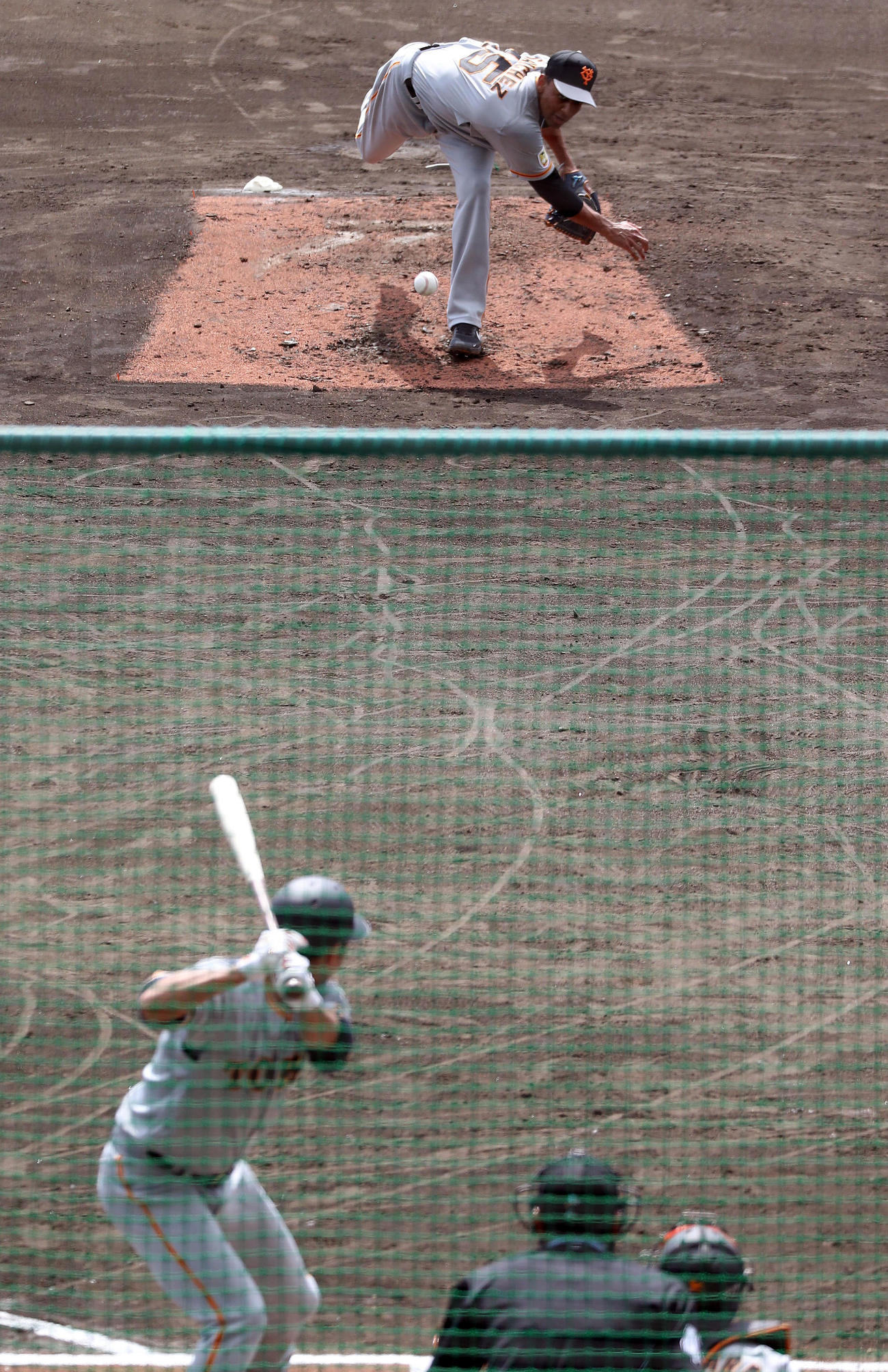 1カ所打撃で坂本に投球するサンチェス（撮影・狩俣裕三）