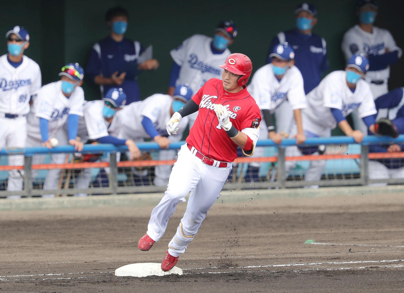 中日対広島　1回表広島2死、右越え本塁打を放ち一塁をまわる鈴木誠（撮影・前田充）