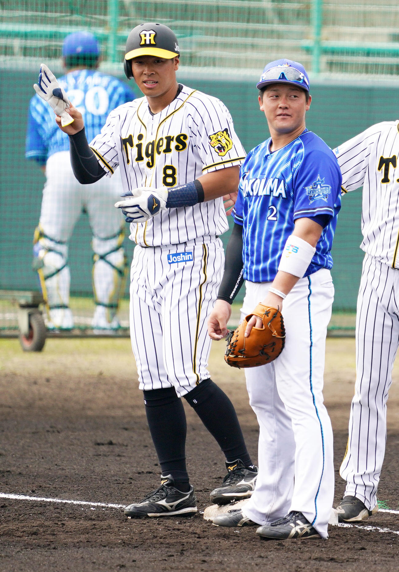 阪神対DeNA 1回裏阪神2死、四球で出塁する佐藤輝明（左）、右は牧秀悟（撮影・清水貴仁）
