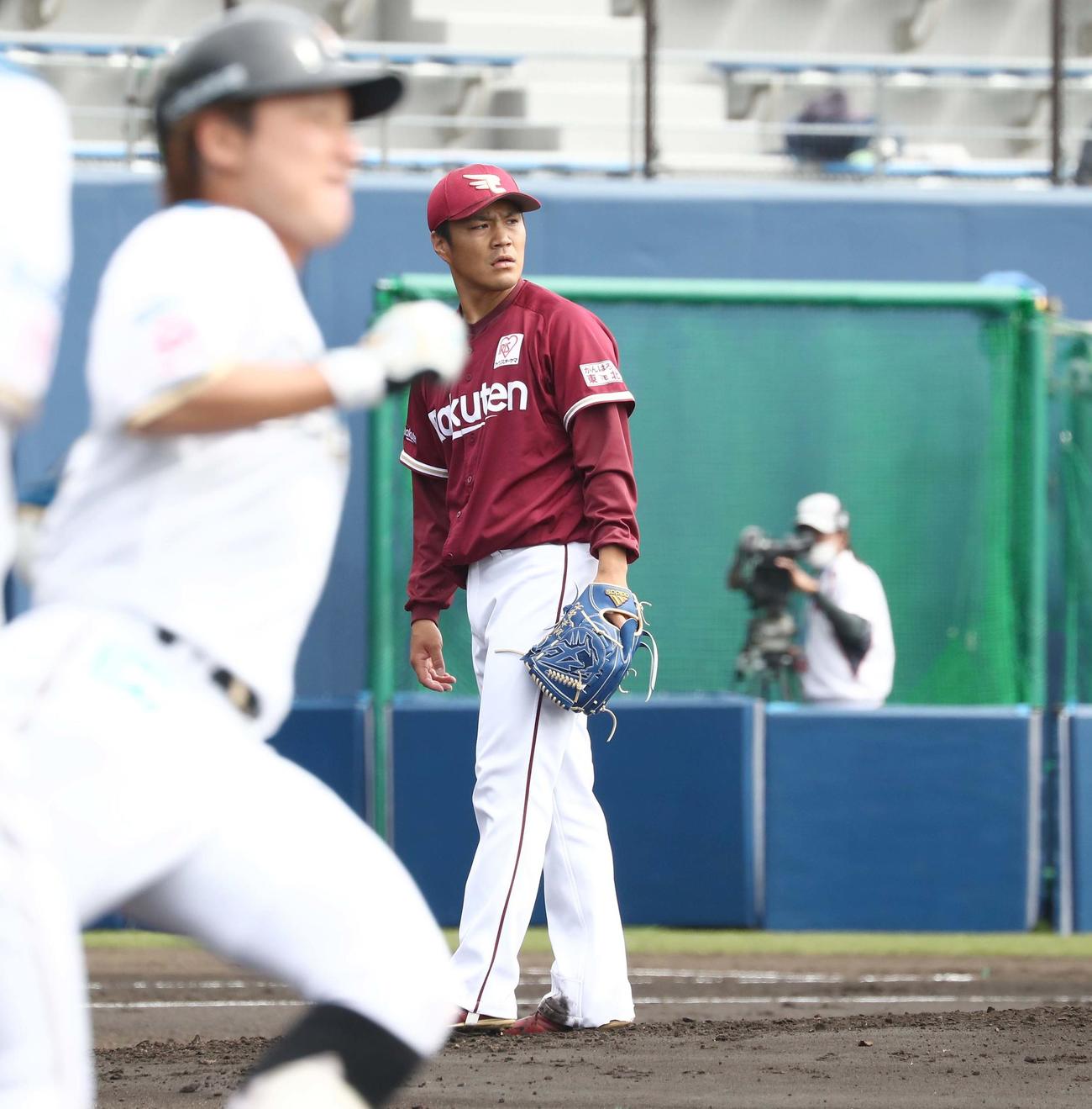 練習試合　日本ハム対楽天　2回裏日本ハム2死、渡辺を右飛に打ちとる則本昂（撮影・黒川智章）