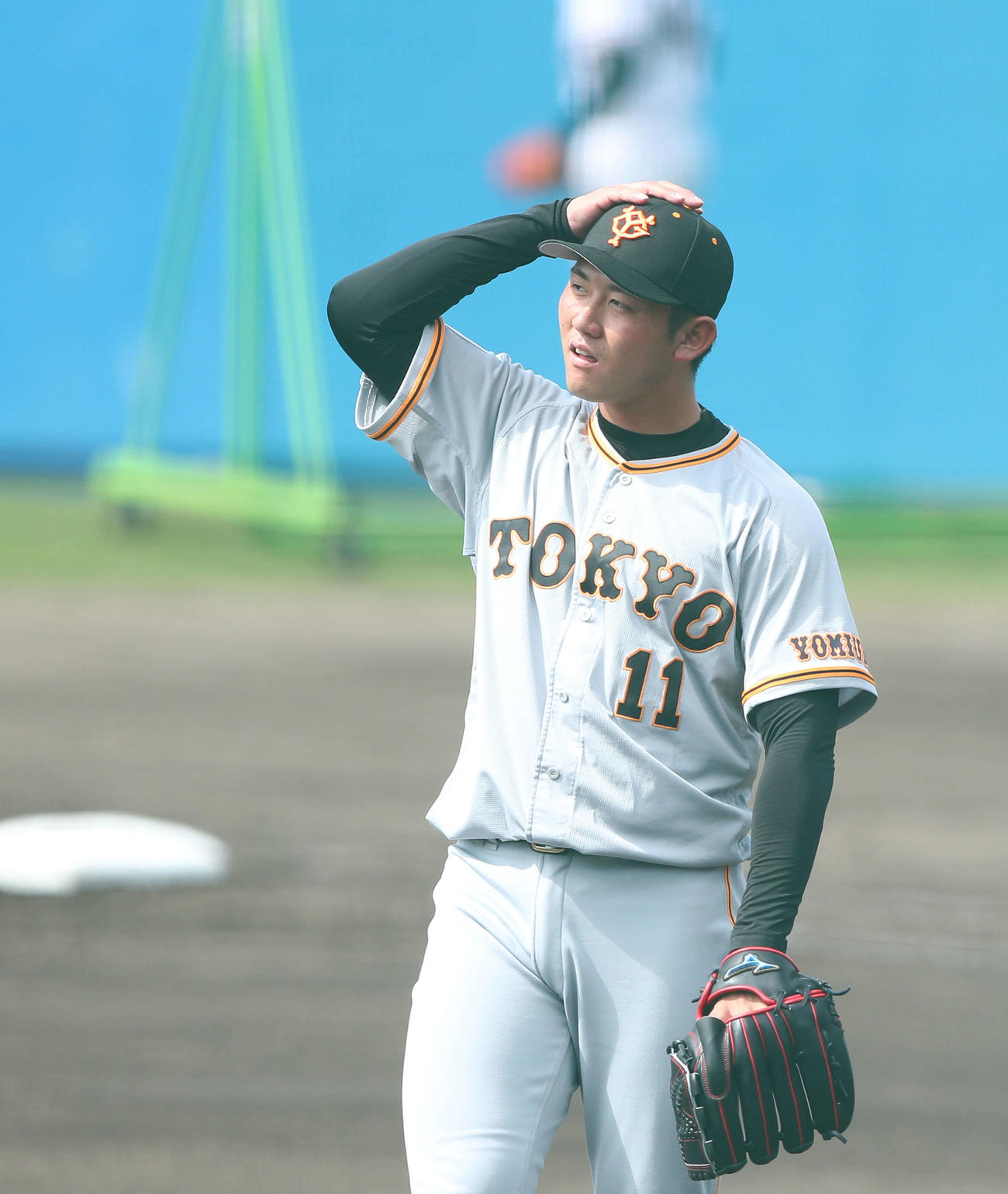 ヤクルト対巨人　2回裏ヤクルト無死、広岡に左越えソロ本塁打を許し頭を抱える平内（撮影・河田真司）