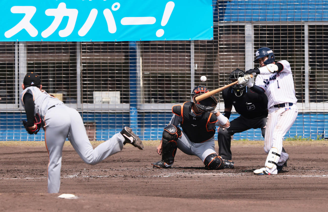 練習試合　ヤクルト対巨人　2回裏ヤクルト2死二塁、山田は左越え2点本塁打を放つ。投手平内（撮影・足立雅史）