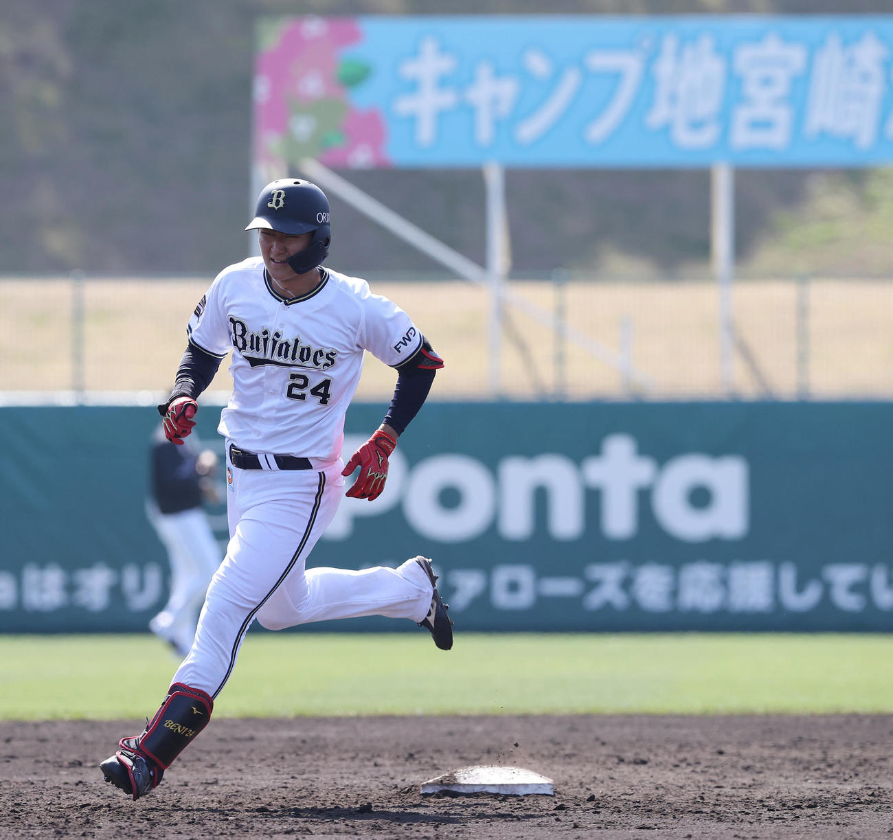 オリックス対ロッテ　5回裏オリックス無死一、二塁、3点本塁打を放ち笑顔で二塁を蹴る紅林（撮影・垰建太）