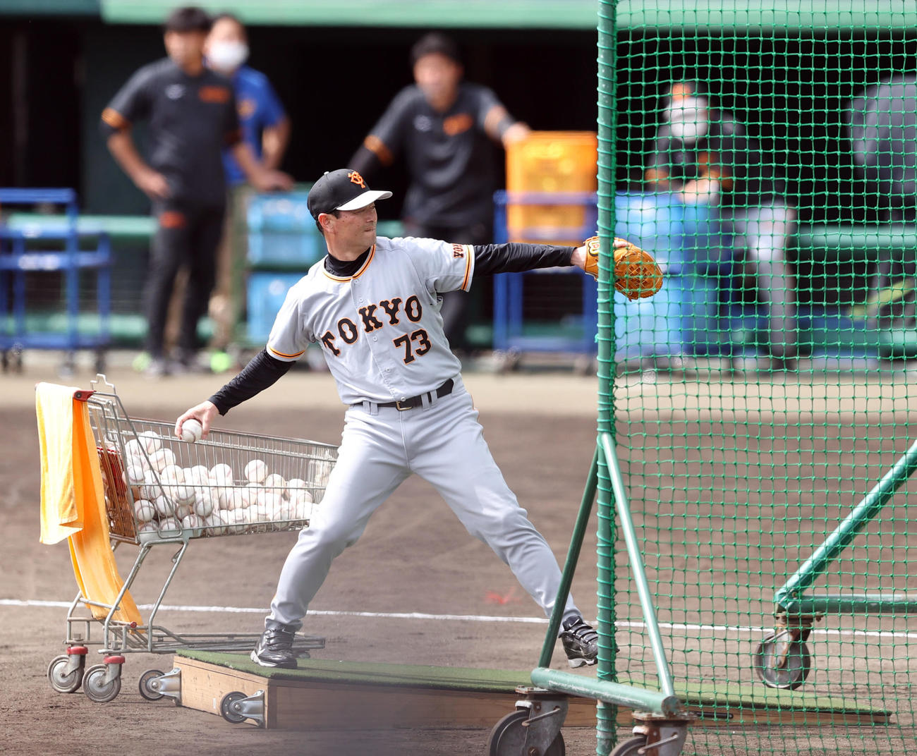打撃投手を務める桑田投手チーフコーチ補佐（撮影・狩俣裕三）