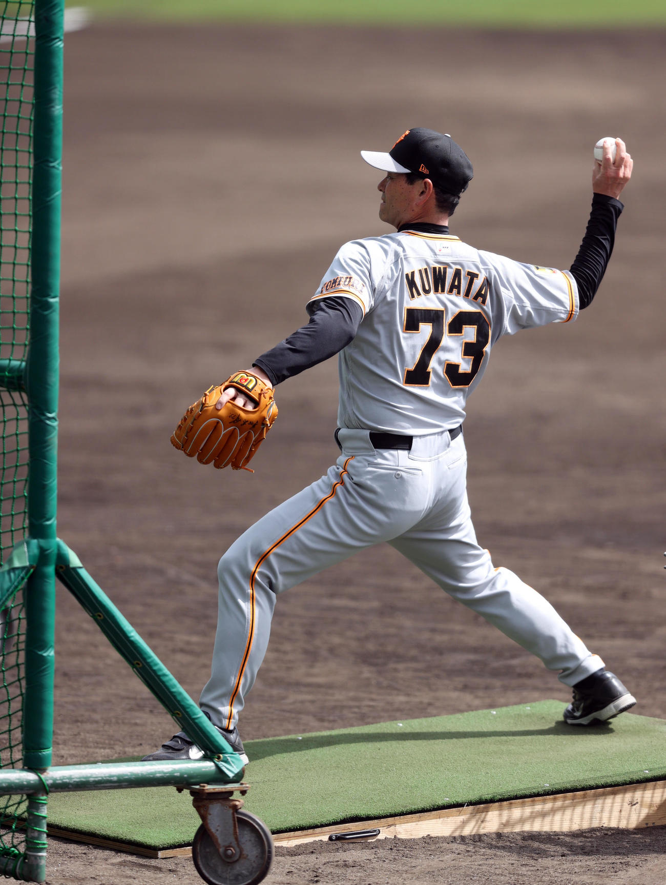 打撃投手を務める桑田投手チーフコーチ補佐（撮影・狩俣裕三）