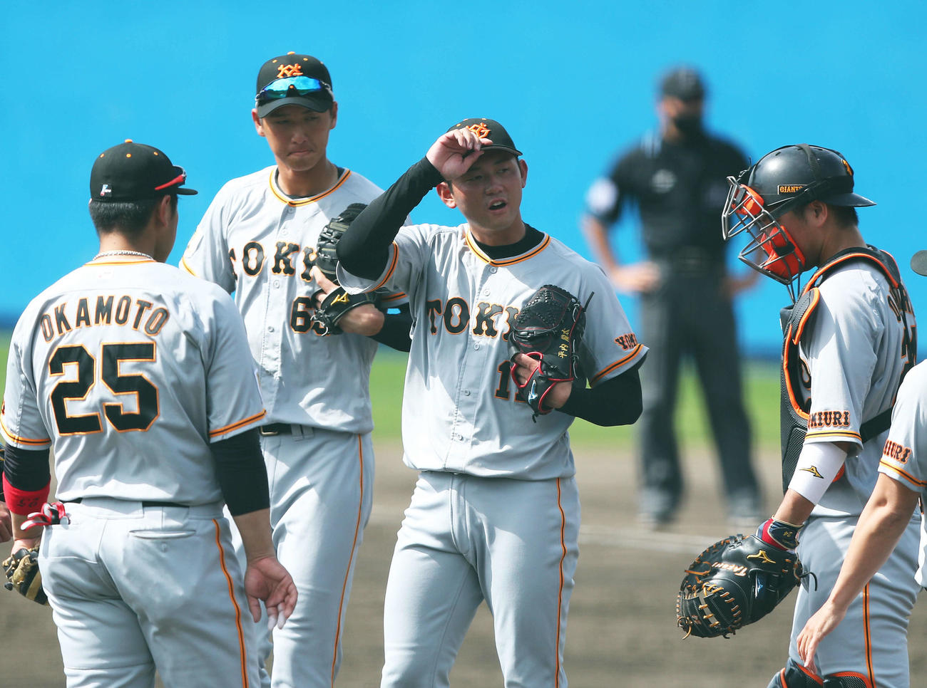 ヤクルト対巨人　2回裏ヤクルト2死、平内（中央）は村上に四球を許し、マウンドに集まるナイン。左から岡本和、秋広、1人おいて大城（撮影・河田真司）