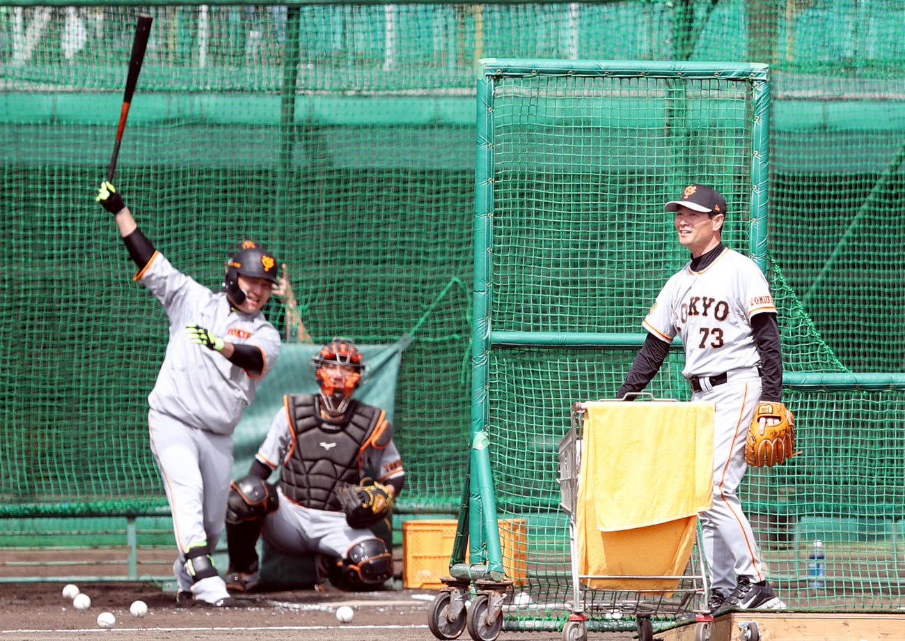 丸（左）の打撃投手を務める桑田投手チーフコーチ補佐（撮影・狩俣裕三）