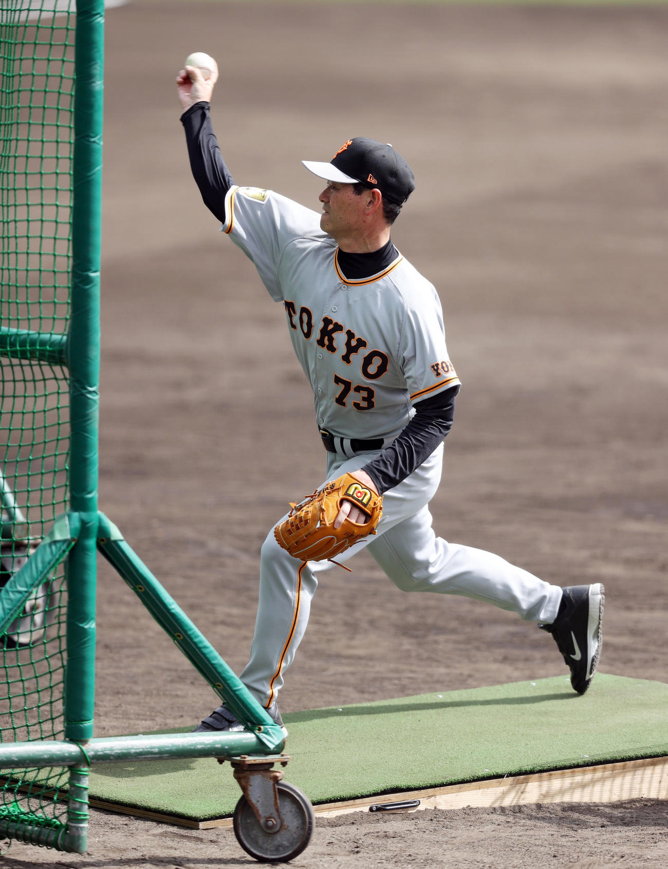 打撃投手を務める桑田投手チーフコーチ補佐（撮影・狩俣裕三）