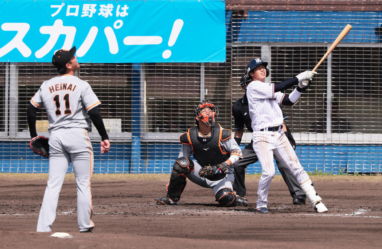 練習試合　ヤクルト対巨人　2回裏ヤクルト2死二塁、山田は左越え2点本塁打を放つ。投手平内（撮影・足立雅史）