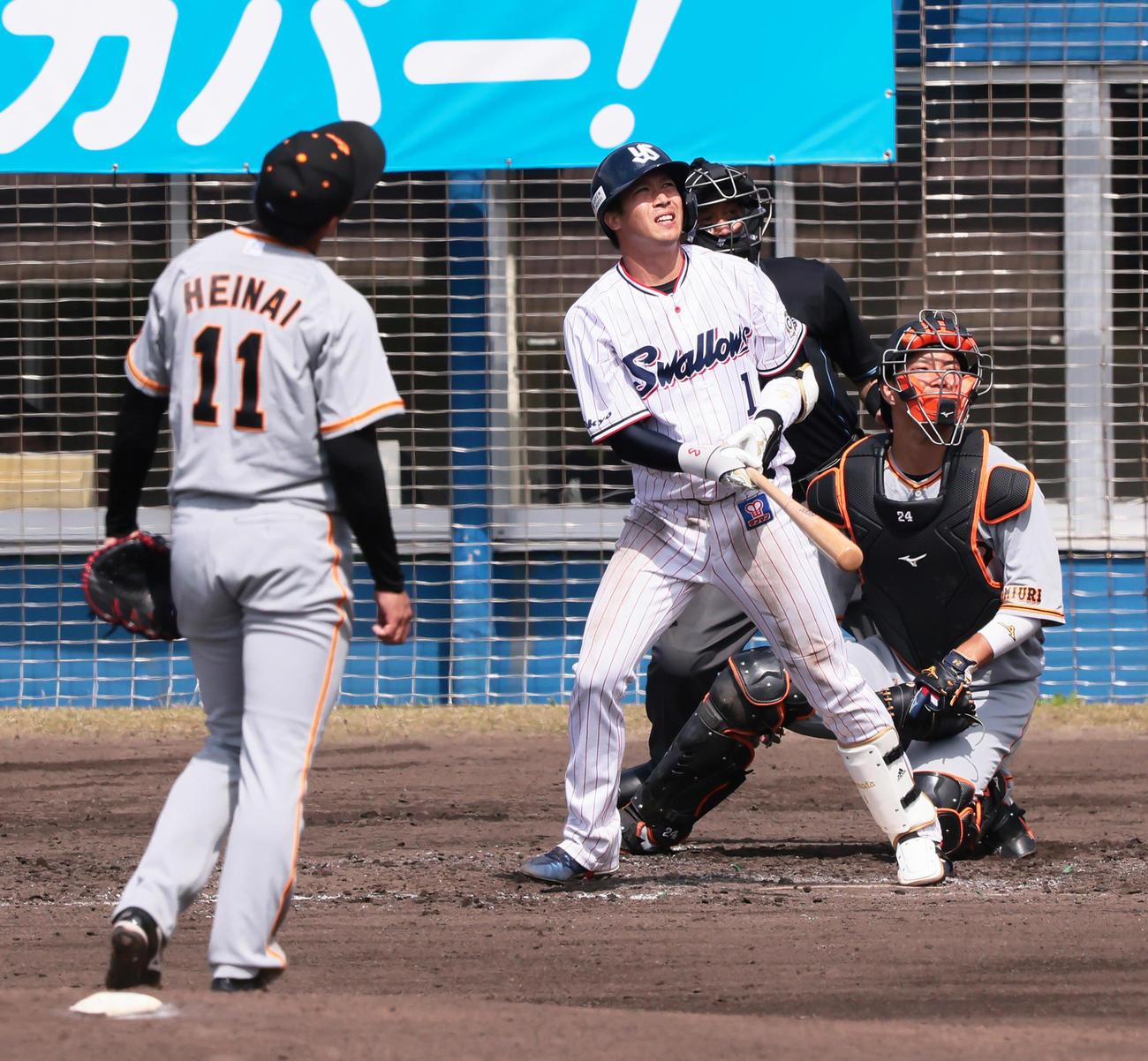 練習試合　ヤクルト対巨人　2回裏ヤクルト2死二塁、山田は左越え2点本塁打を放つ。投手平内（撮影・足立雅史）