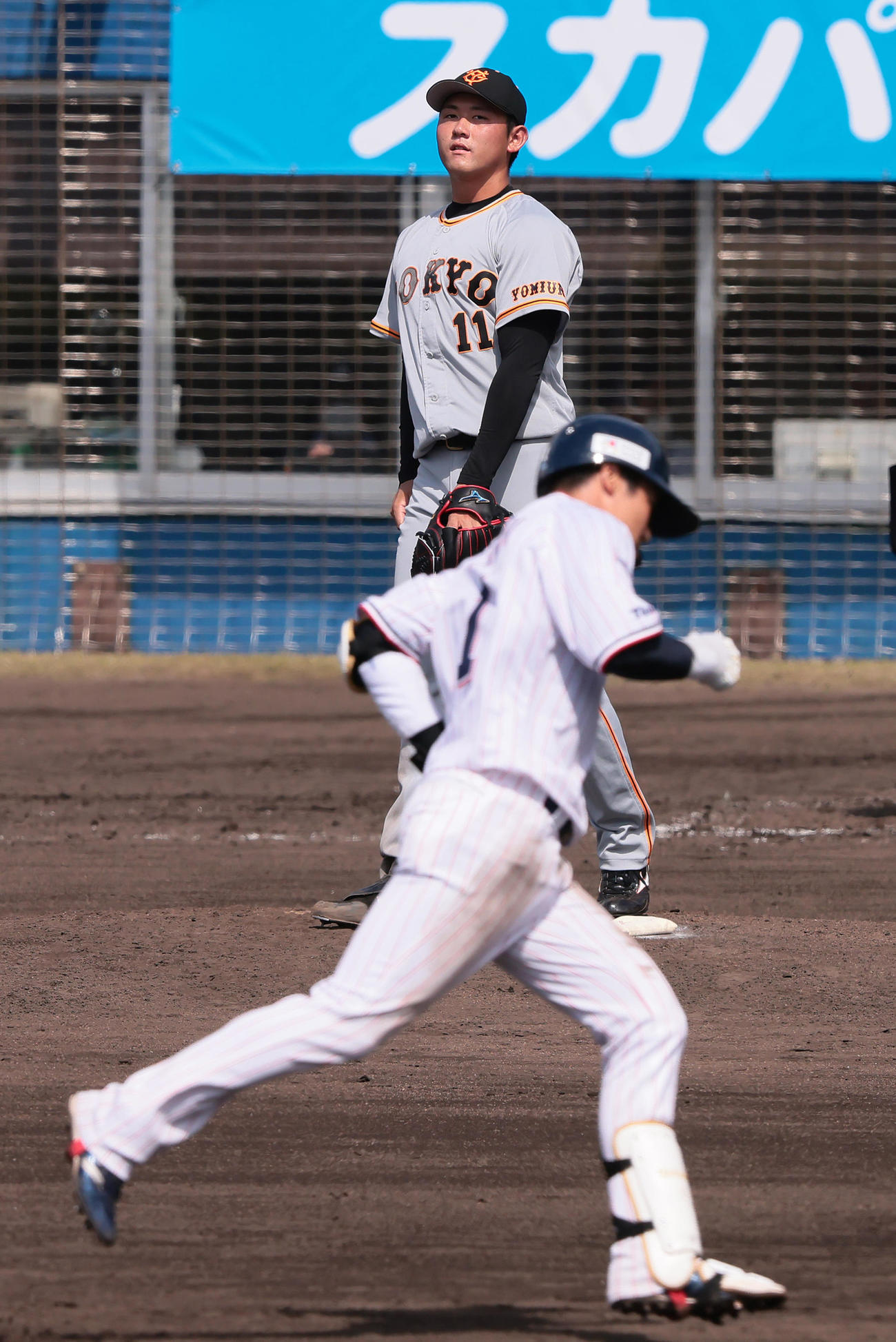 練習試合　ヤクルト対巨人　2回裏ヤクルト2死二塁、山田（手前）に左越え2点本塁打を浴びた平内（撮影・足立雅史）
