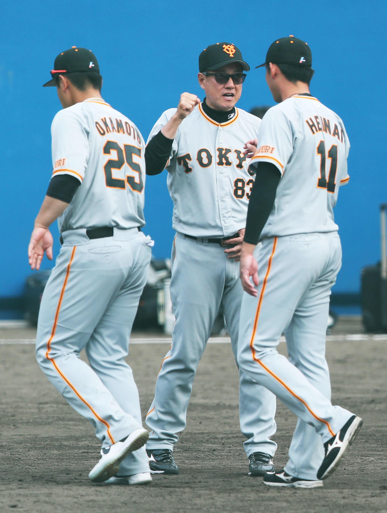 ヤクルト対巨人　ヤクルトに勝利し、ナインを迎える原監督。左は岡本和、右は秋広（撮影・河田真司）