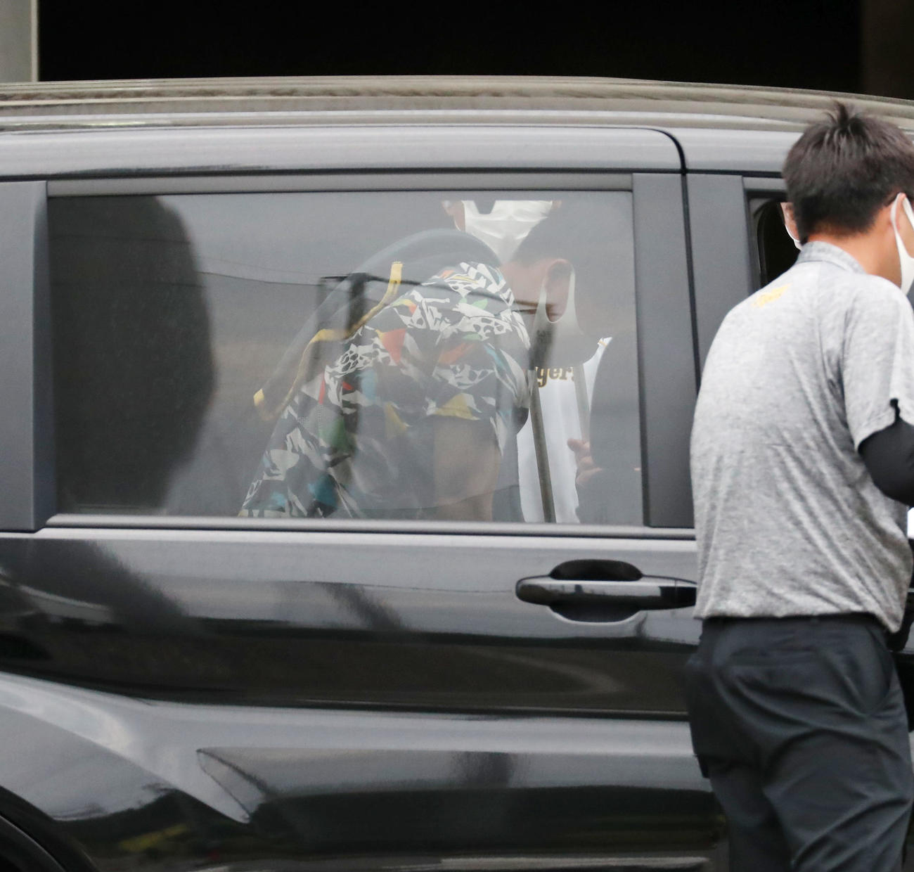 デスノック中に足を負傷し、松葉づえをついて車に乗り込む井上（撮影・加藤哉）