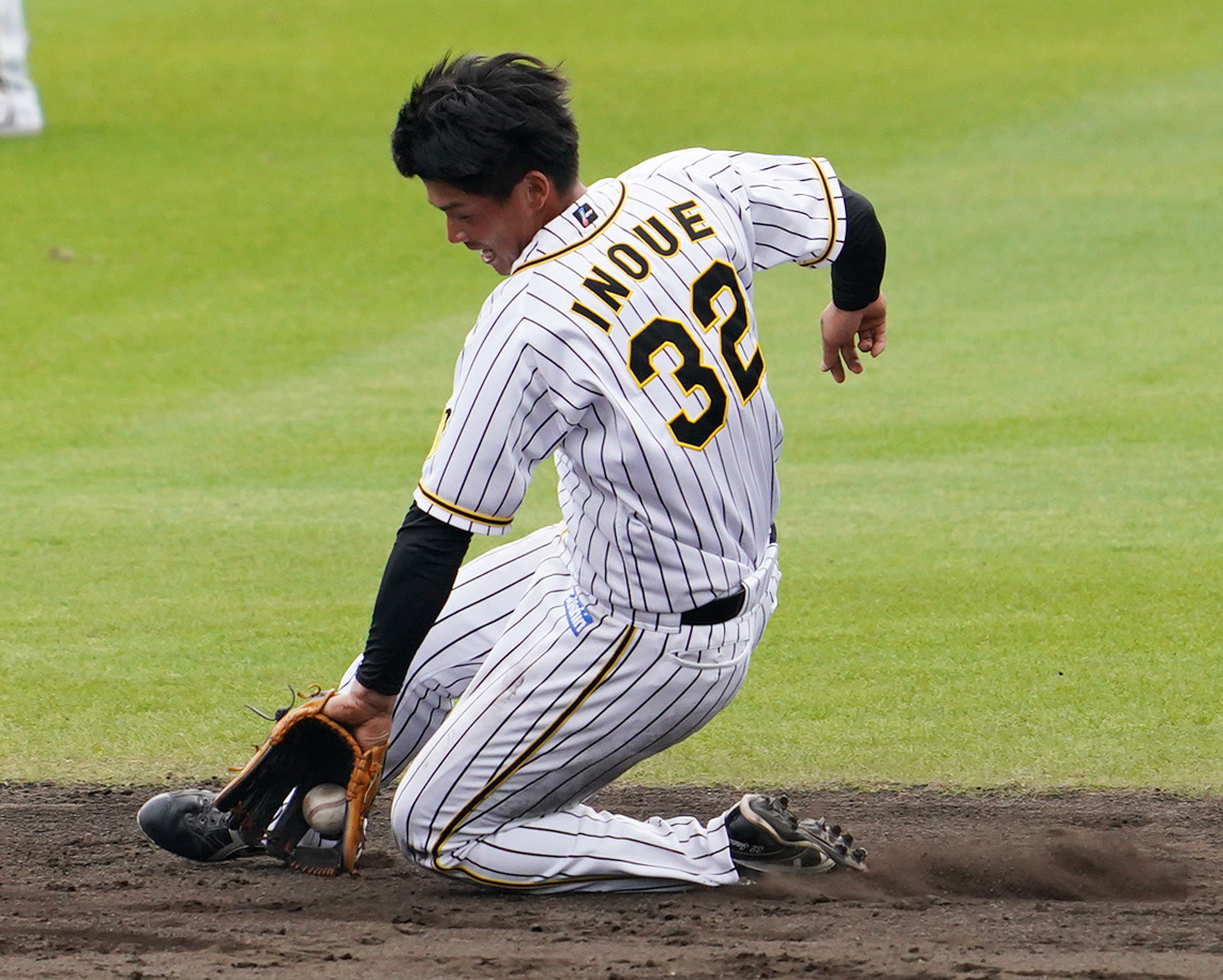 デスノックを受ける井上広大（撮影・清水貴仁）