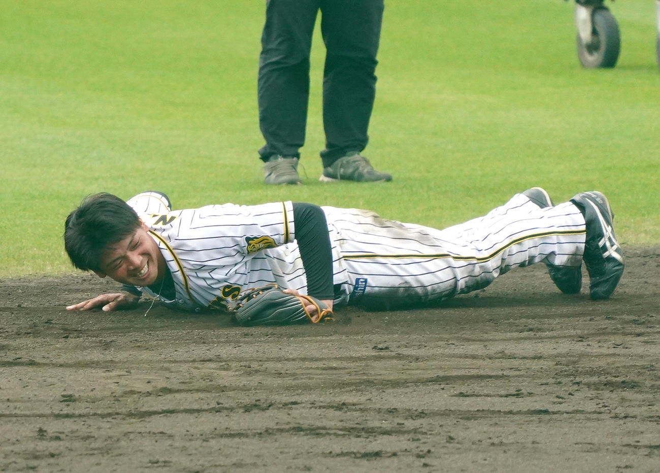 デスノックを受ける井上広大（撮影・清水貴仁）