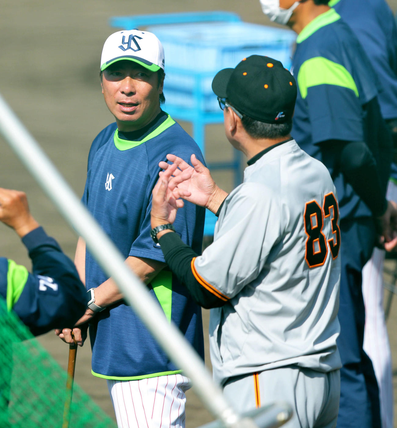 原監督（右）と言葉を交わす高津監督（撮影・河田真司）