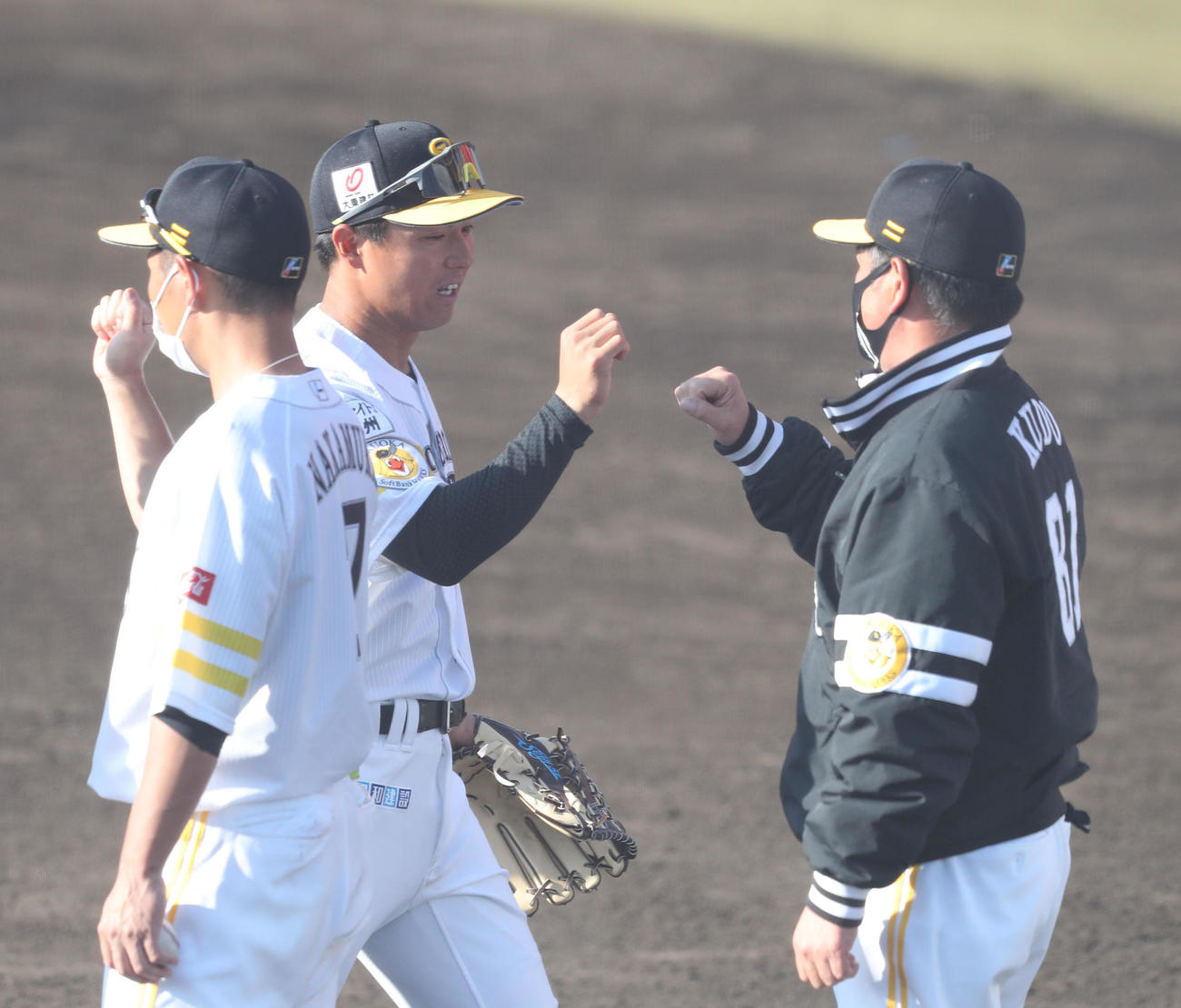 練習試合　西武対ソフトバンク　西武に勝利し工藤監督に迎えられる佐藤直（撮影・梅根麻紀）