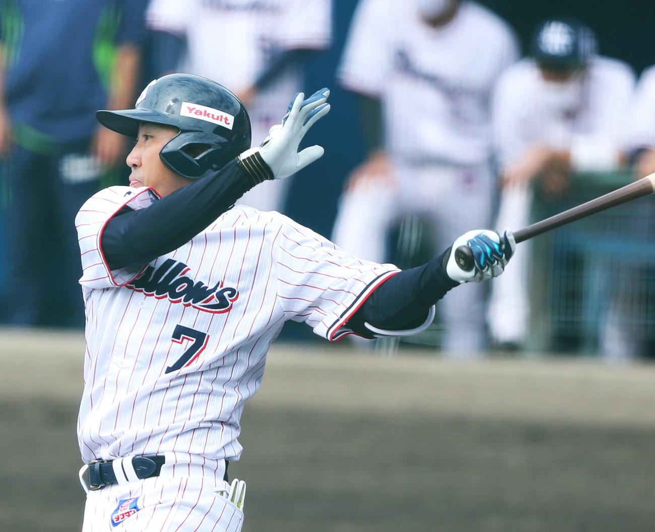 ヤクルト対巨人　1回裏ヤクルト2死一、二塁、中前同点適時打を放つ内川（撮影・河田真司）