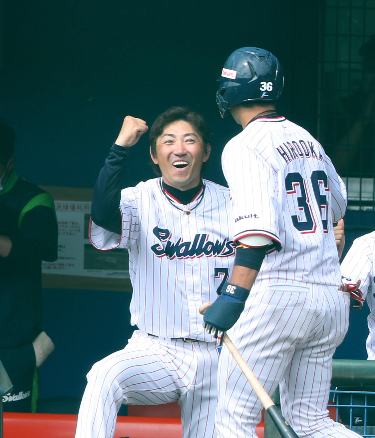 ヤクルト対巨人　2回裏ヤクルト無死、左越えソロ本塁打を放ち生還した広岡をガッツポーズで迎える内川（撮影・河田真司）