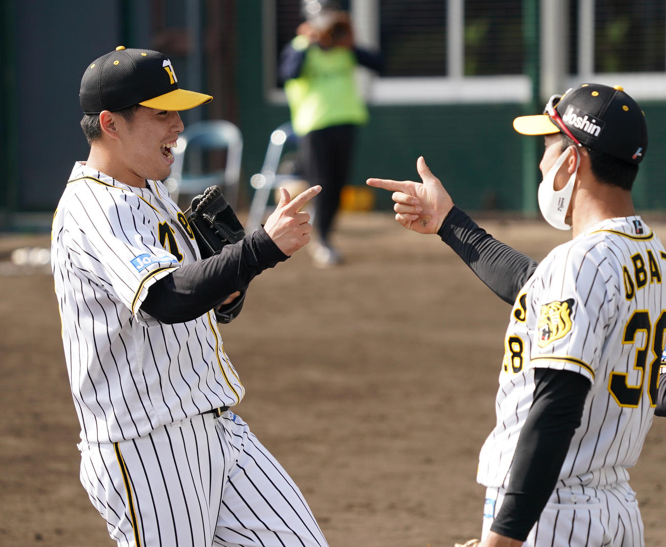 練習試合　阪神対DeNA 7回のピンチを無失点に抑え笑顔をみせる馬場皐輔（左）（撮影・清水貴仁）