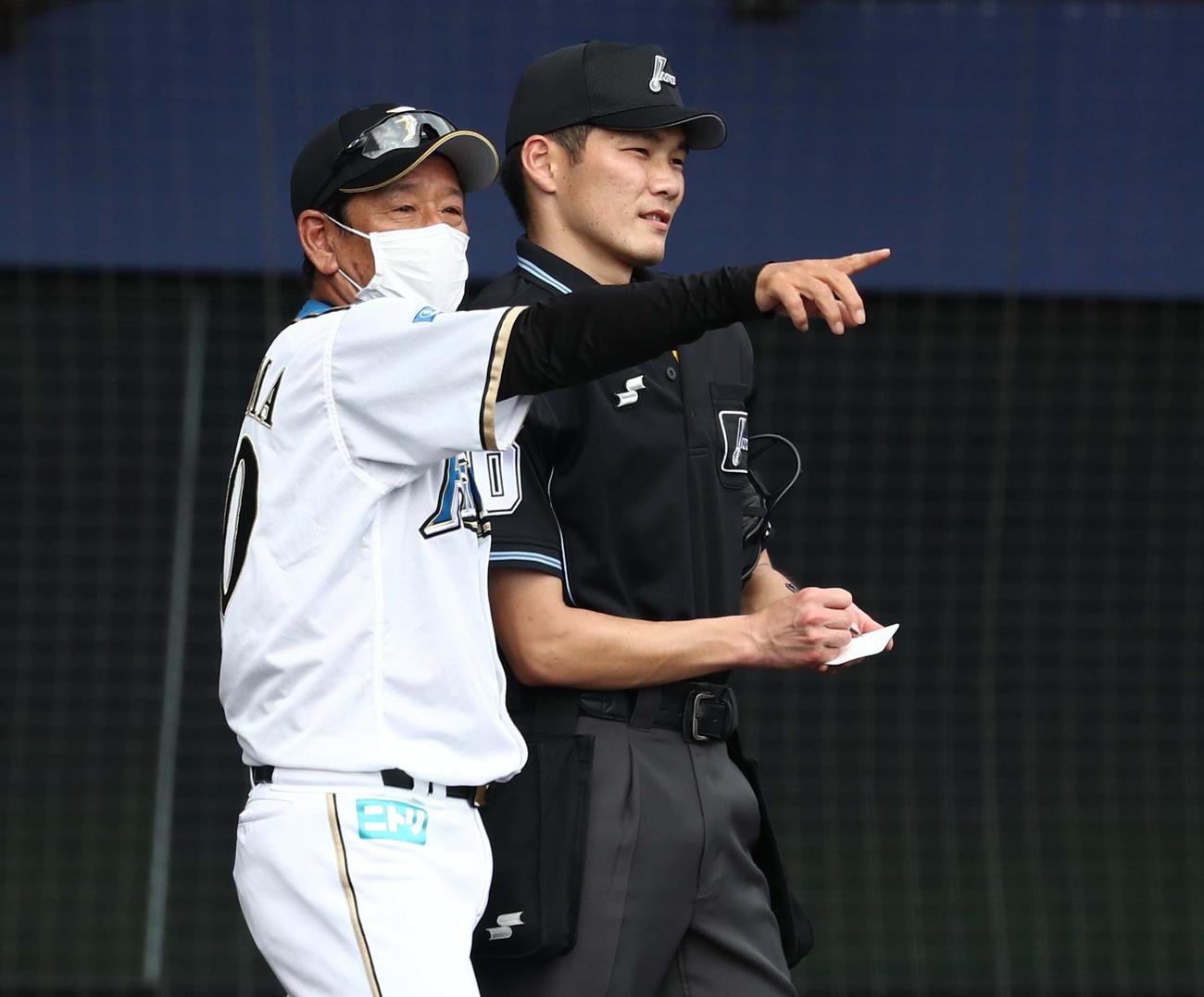 練習試合　日本ハム対楽天　選手交代を告げる栗山監督（撮影・黒川智章）