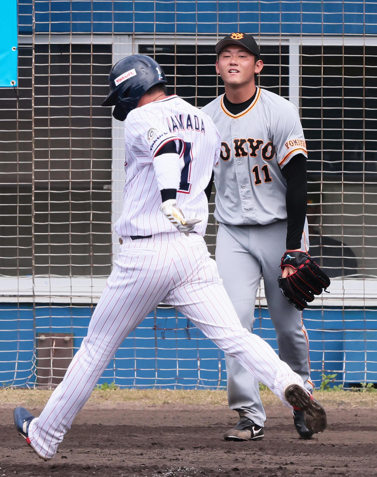 練習試合　ヤクルト対巨人　1回裏ヤクルト2死一、二塁、内川に中前適時打を浴び二塁走者山田（左）の生還を許す平内（撮影・足立雅史）