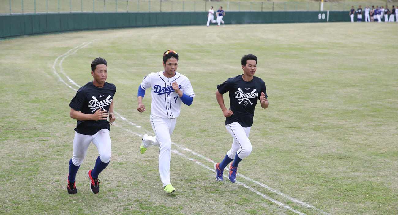 試合後、外野を走り込む、左から中日岡林、根尾、高松（撮影・前田充）