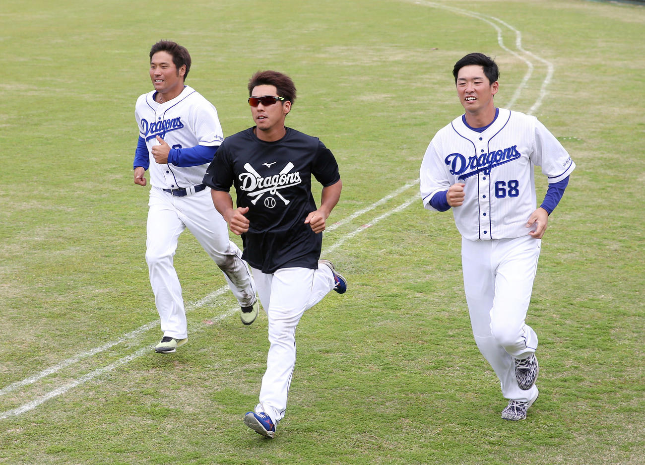 試合後、外野を走り込む、左から中日平田、井領、桂（撮影・前田充）