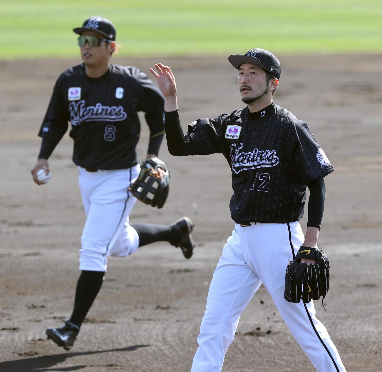 オリックス対ロッテ　1回裏の登板を終え投球をイメージしながら引き揚げるロッテ先発の石川（右）（撮影・垰建太）