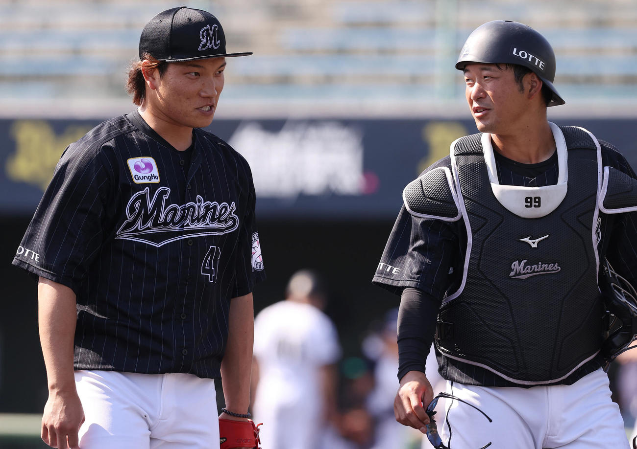 オリックス対ロッテ　3回裏の登板を終え厳しい表情で引き揚げるロッテ岩下（左）と柿沼（撮影・垰建太）