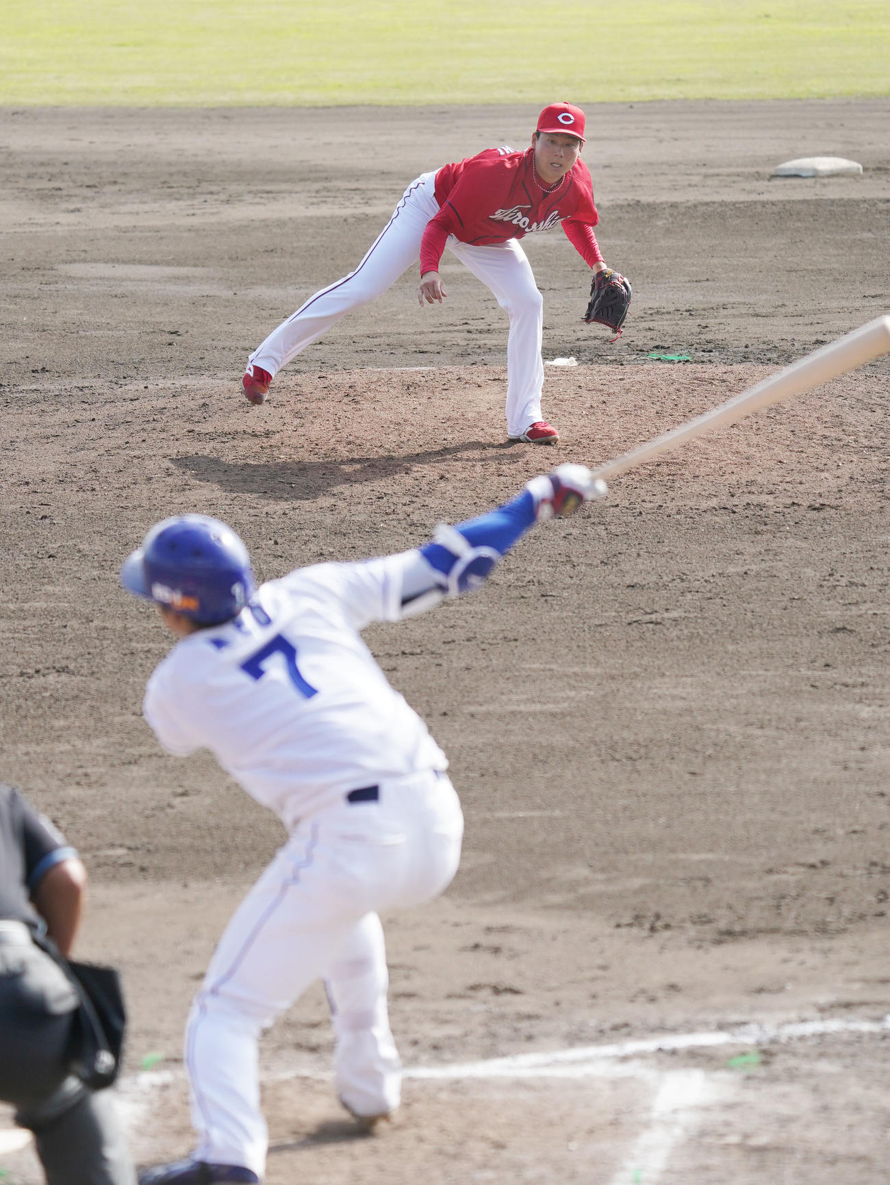 中日対広島　8回裏中日1死、栗林は根尾を空振り三振に仕留める（撮影・森本幸一）