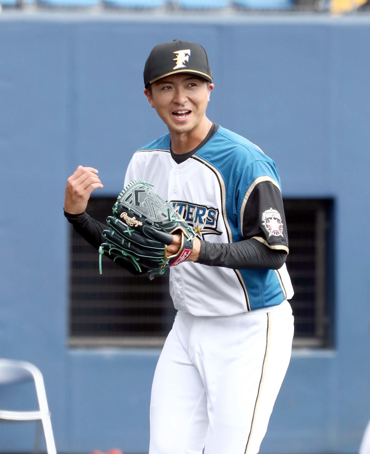 練習試合　日本ハム対楽天　3回表を打者3人で抑え笑顔で引き揚げる上沢（撮影・黒川智章）