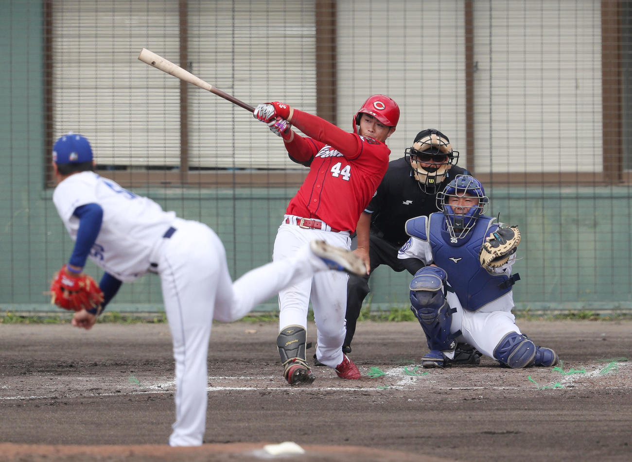 中日対広島　3回表広島無死、右前打を放つ林。投手清水（撮影・前田充）
