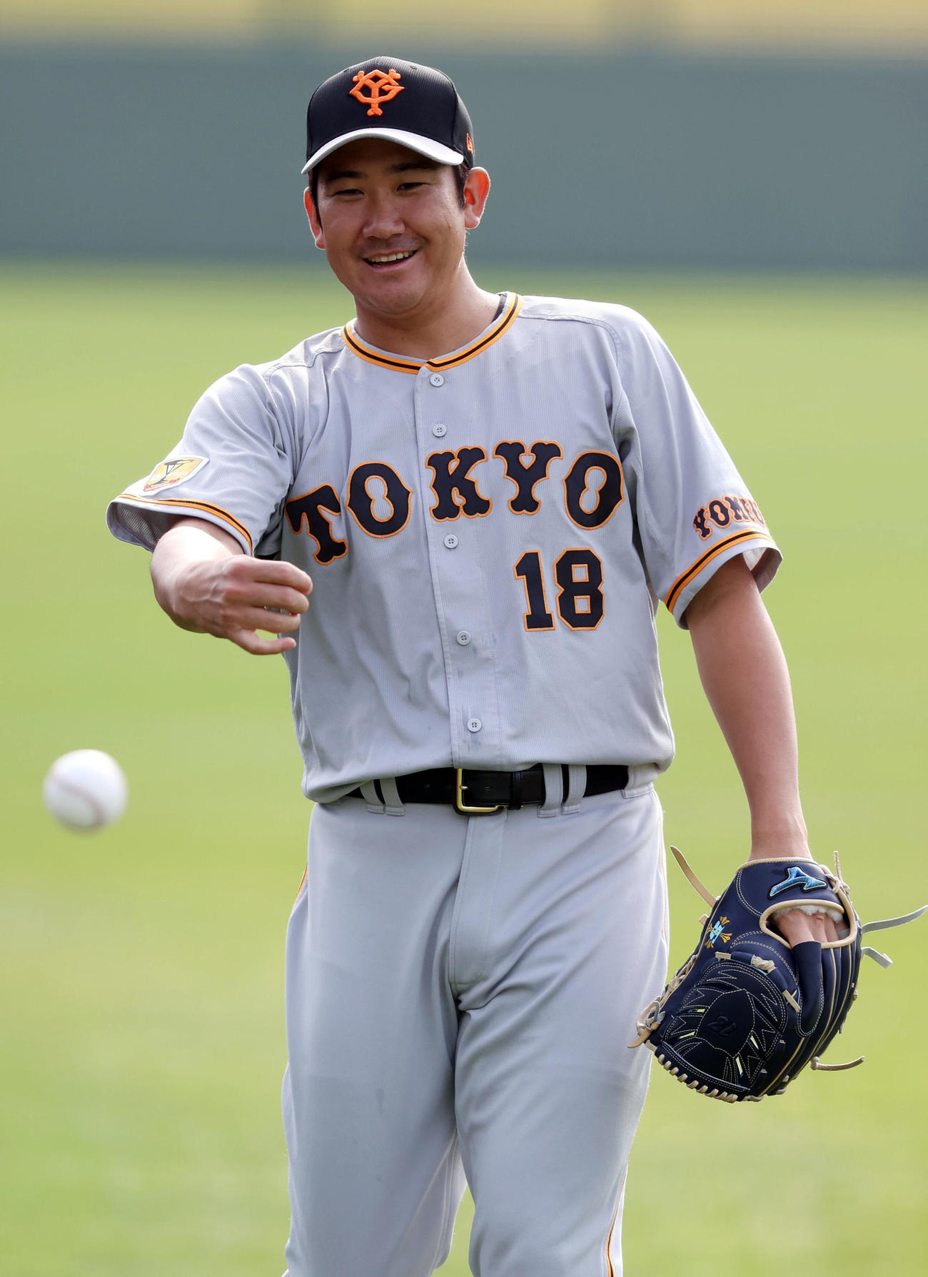 ソフトボール投げをする菅野（撮影・狩俣裕三）