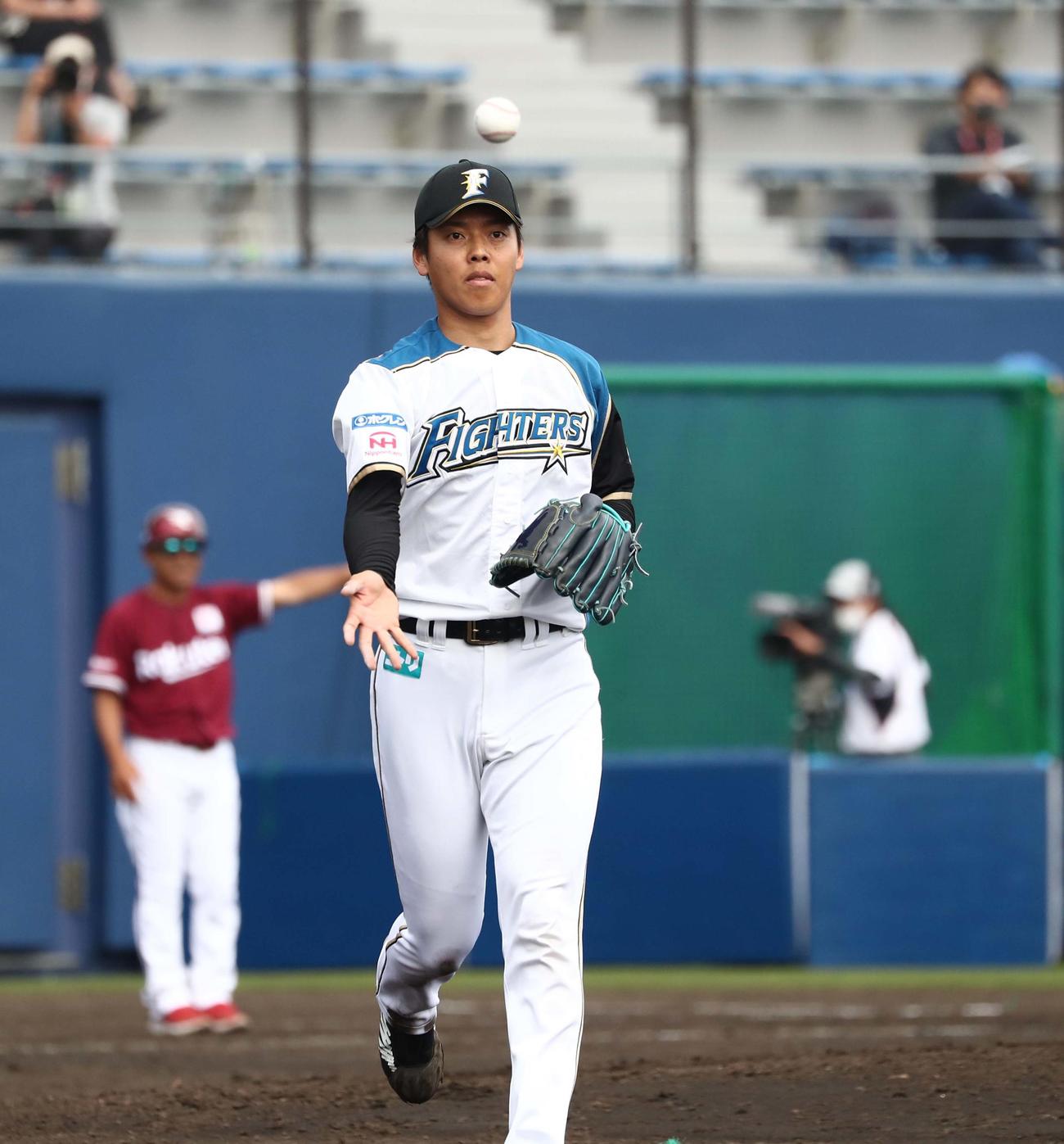 練習試合　日本ハム対楽天　9回表楽天2死二、三塁、小郷を投ゴロに抑えトスする杉浦（撮影・黒川智章）