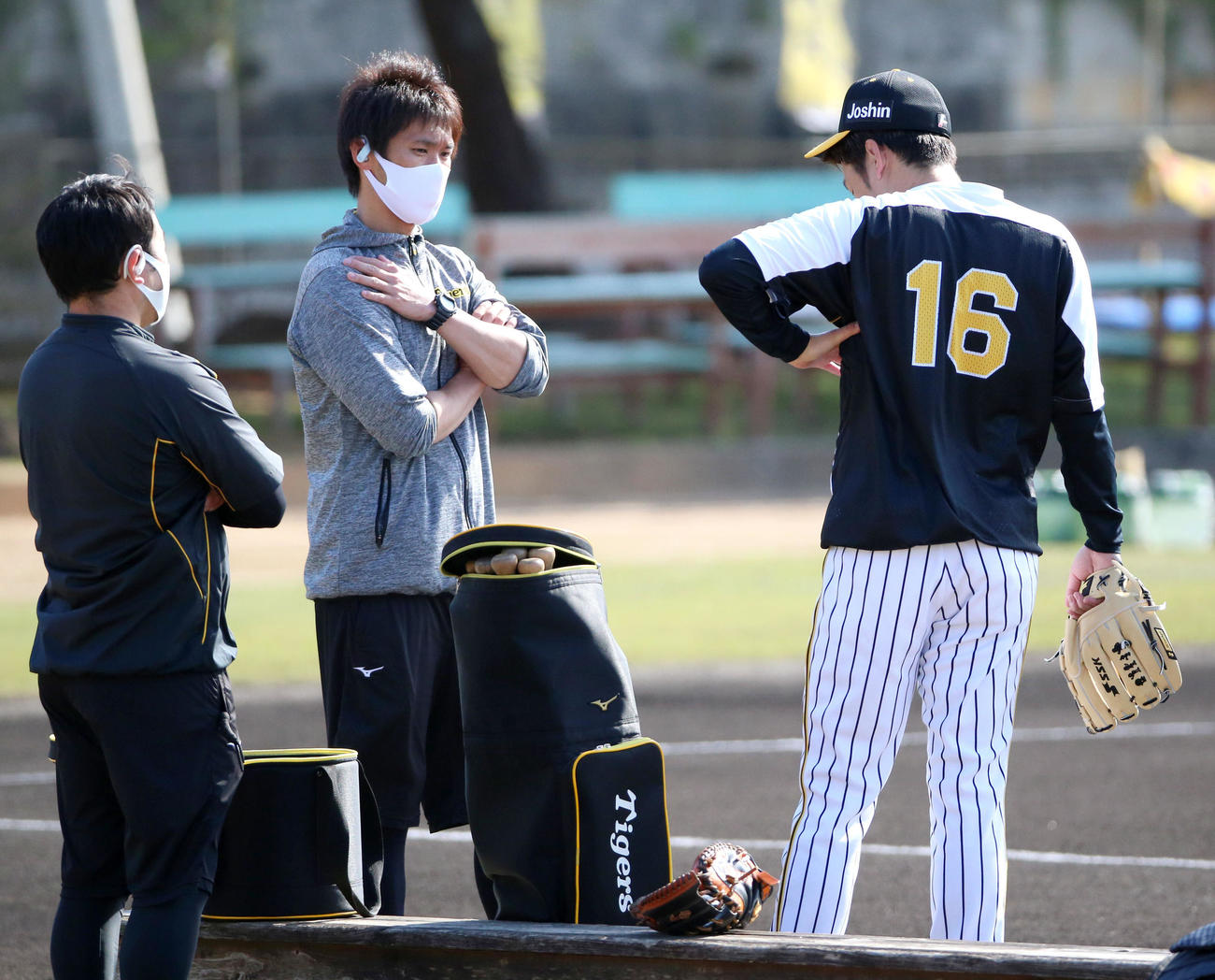 21日、キャッチボールを終えた西勇は、左脇下周辺を気にかける