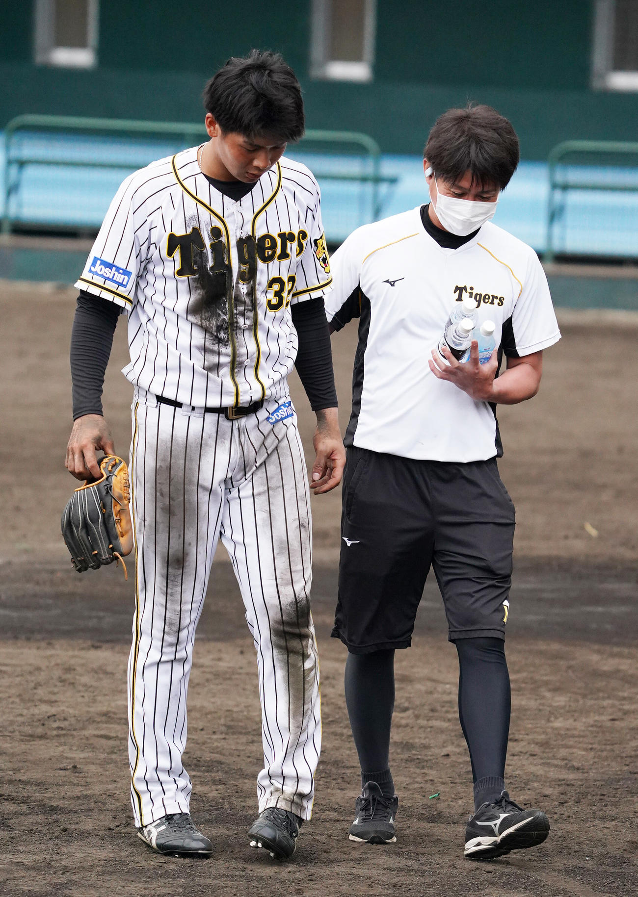 デスノックで負傷リタイヤとなる井上広大（撮影・清水貴仁）