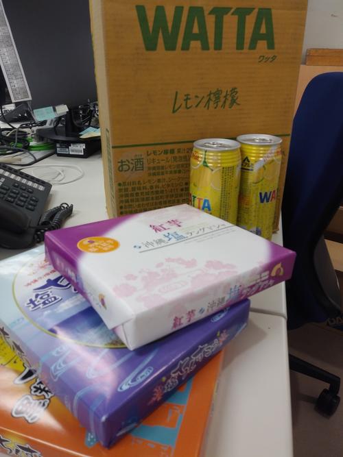 沖縄の若手記者から会社に届いた差し入れ