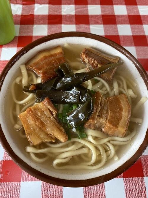 宮里そばの三枚肉そば