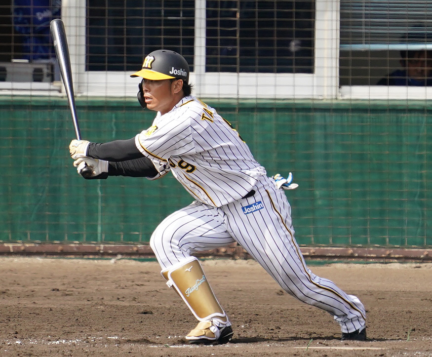 阪神対DeNA 4回裏阪神無死二塁、高山は右前打を放つ（撮影・清水貴仁）