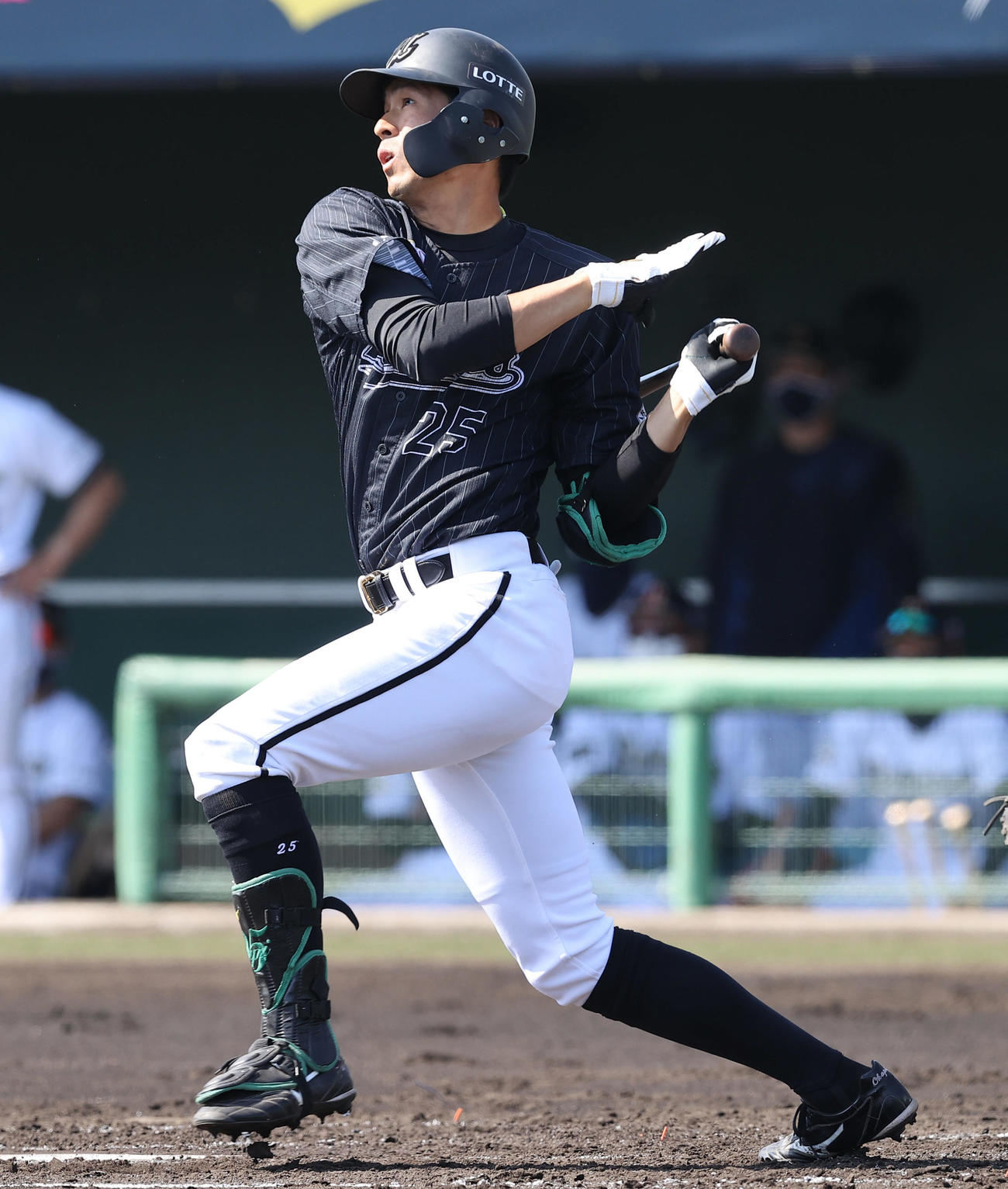 オリックス対ロッテ　2回表ロッテ1死、左中間に二塁打を放つ岡（撮影・垰建太）